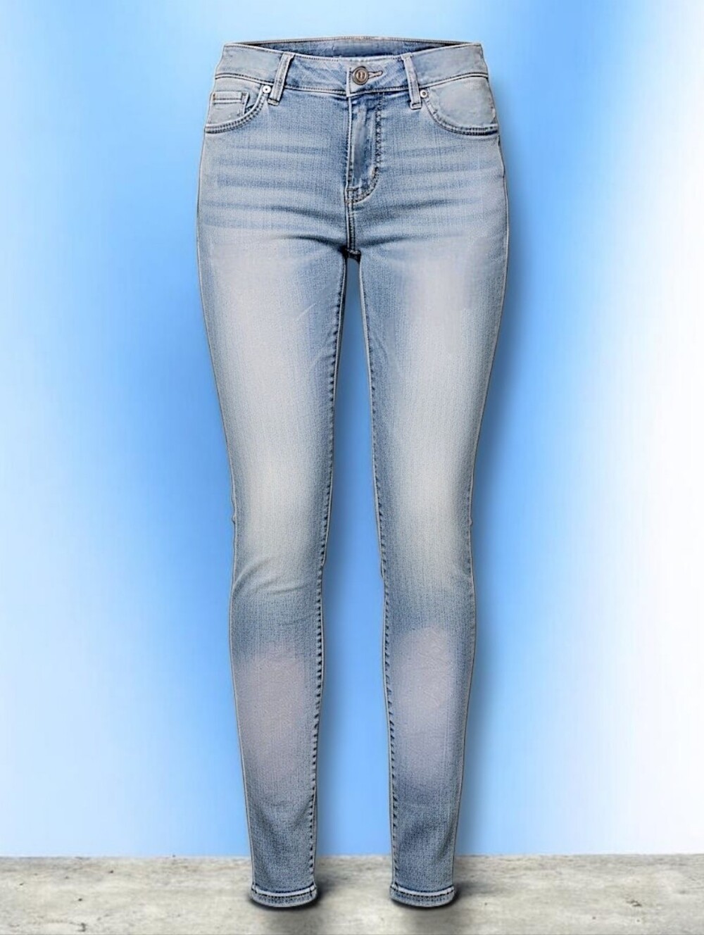 Maurices Women's Size Large Regular Fit Light Wash Faded Denim Jeggings